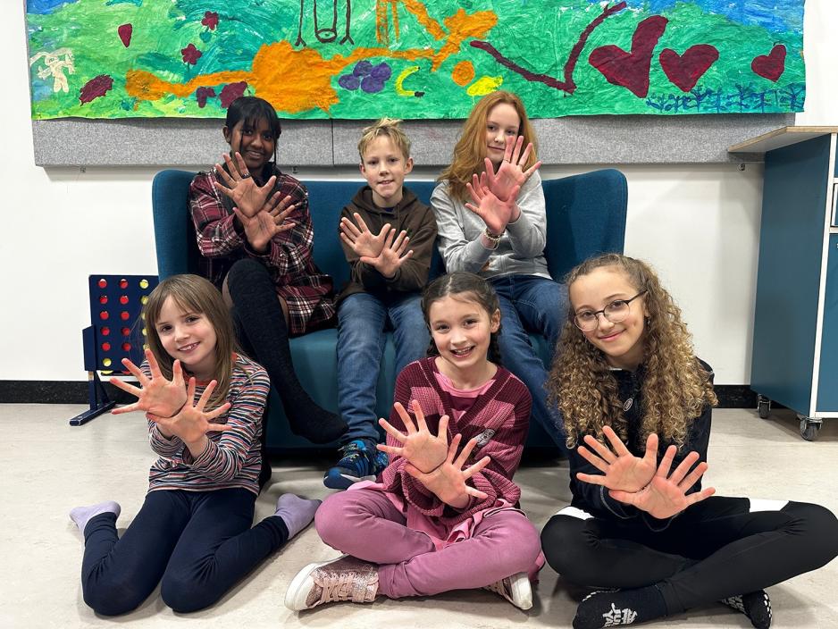 Anila (16), Trym (9), Cecilie (13), Astrid (9), Lea (9) og Sofia (9) er noen av flere barn som er med p&aring; Ellingsrud Musikalteater.