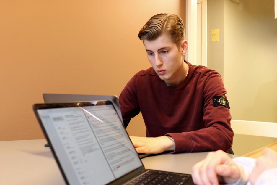 Isaac skriver p&aring; PC-en