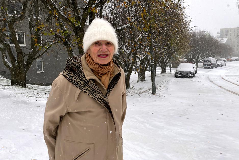 Stefanka Ivanova g&aring;r gjennom sn&oslash;v&aelig;ret.