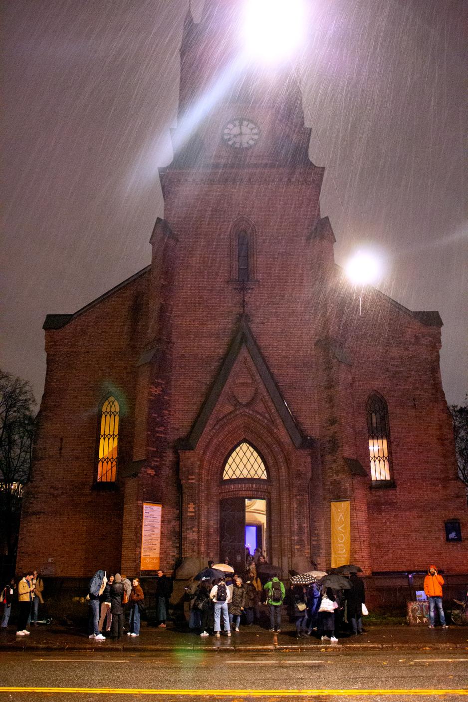 Jakob kirke i regnet en m&oslash;rk h&oslash;stkveld