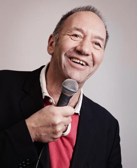 John "J&aring;nni" Kristiansen er standupkomiker og styreleder for Reis Deg Komikerklubb.