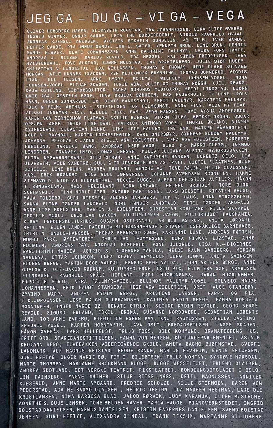 En gr&aring; vegg med alle navnene som har donert til Vega Scene. 