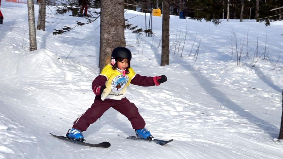 Jente som hopper med slal&aring;mski