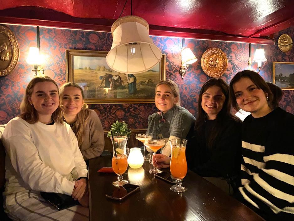 Jentegjeng sitter p&aring; Rabalder bar. 