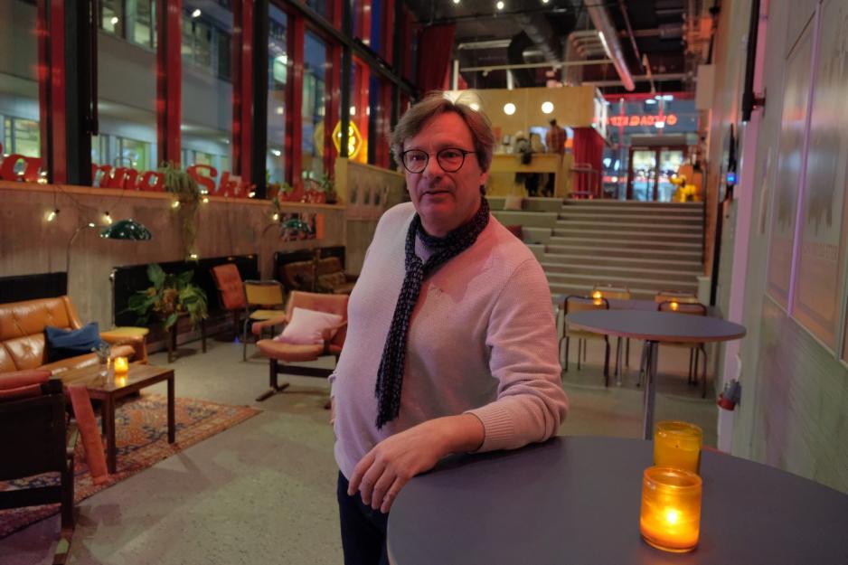 Knut Petter R&oslash;nne lener seg mot et bord i foajeen p&aring; Vega.