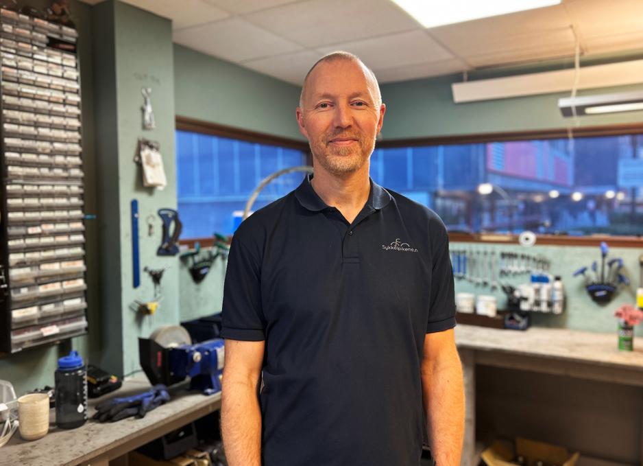 Sykkelmekaniker Joachim Alfheim jobber for Sykkepikene og l&aelig;rer bort, samt reparer sykler.