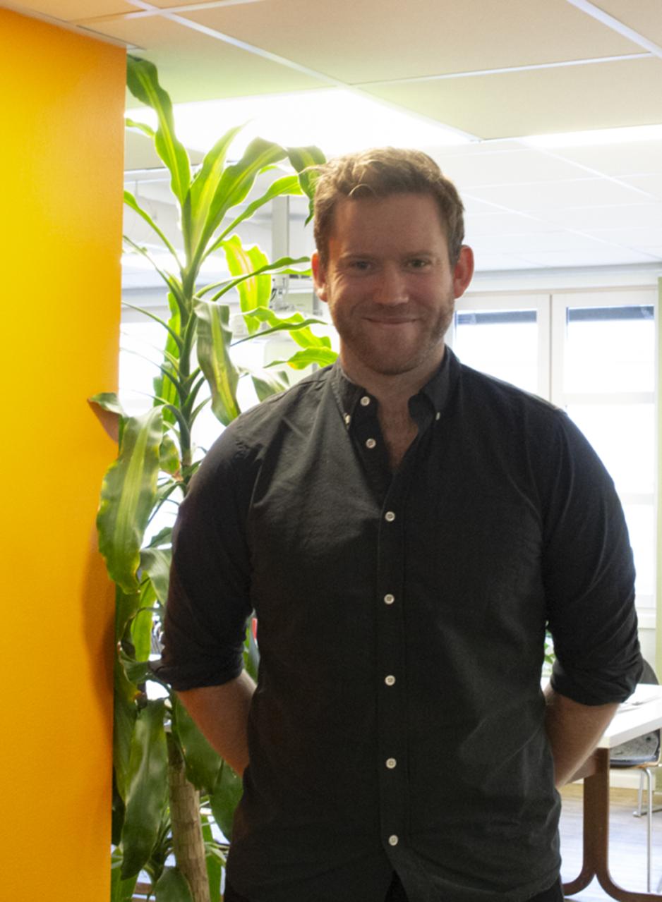 Johan Hermstad Reinertsen er representant for Framtiden i v&aring;re hender. Her st&aring;ende p&aring; kontoet i Oslo, hvor organisasjonen har sin hovedbase,