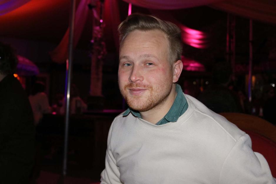 Johannes Bl&aring;sternes sitter i en stol p&aring; Salt art and music