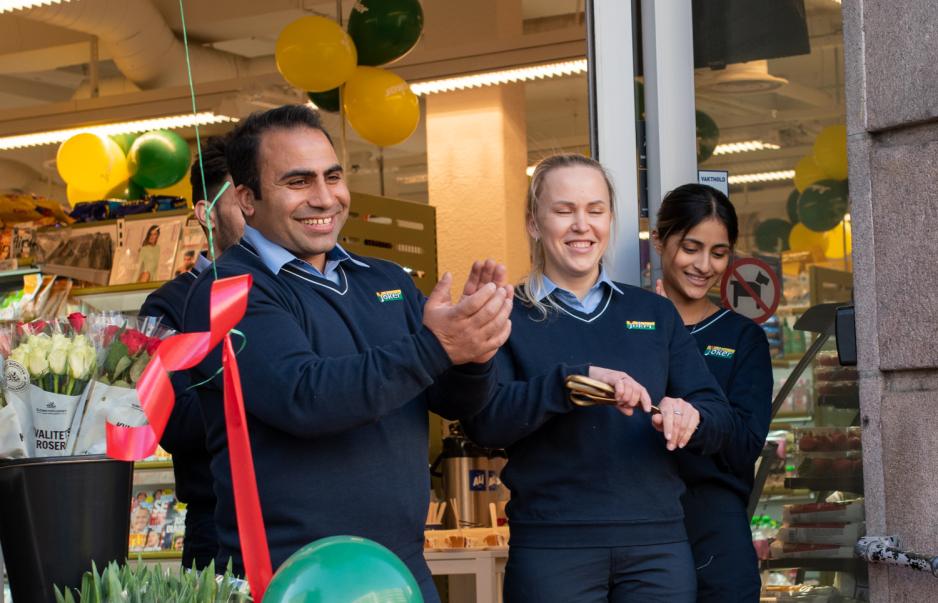 Faglig leder klapper under &aring;pningen av ny Joker. 