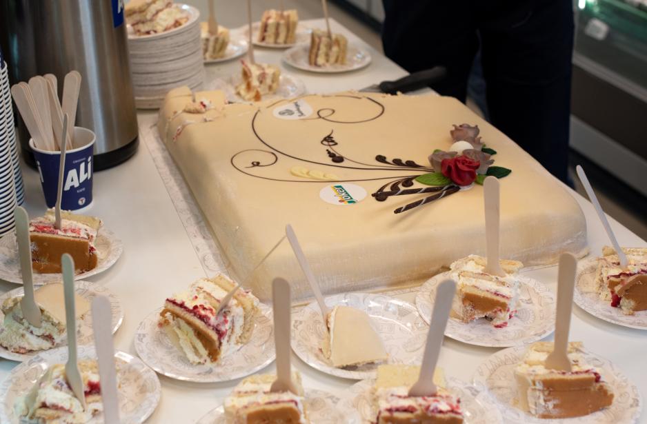 Kaken som ble servert under &aring;pningen av ny Joker-butikk. 