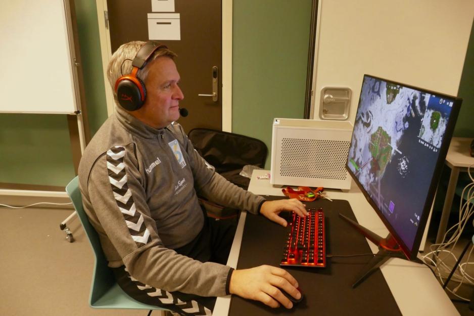 Bildet viser en mann som spiller p&aring; PC.