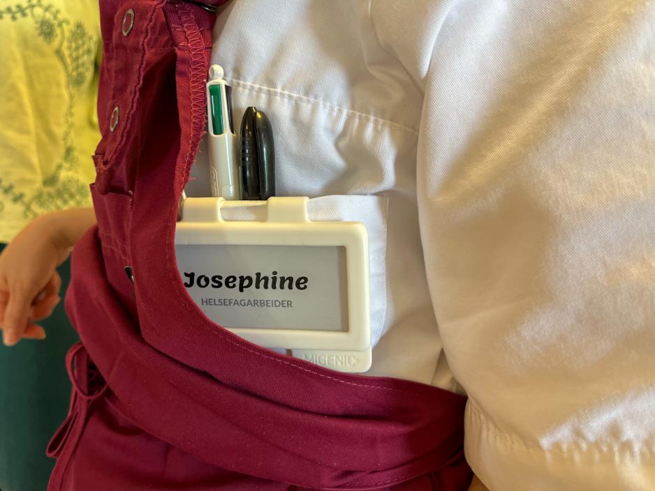 Navneskiltet til Josephine. Under navnet hennes st&aring;r det helsefagarbeider.