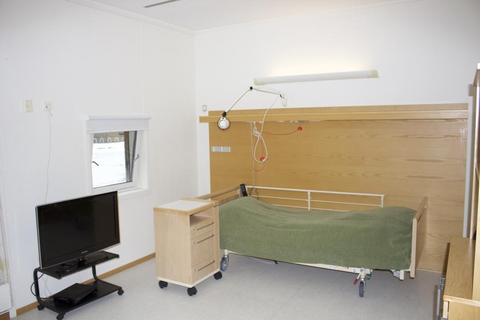 En seng og en tv inne p&aring; rom p&aring; stovnerskogshjemmet