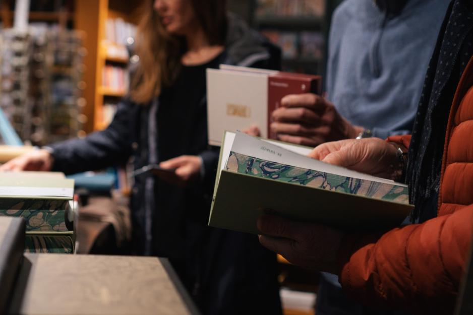 Bibel 2024 med gr&oslash;nn marmorering i bokhyllene.