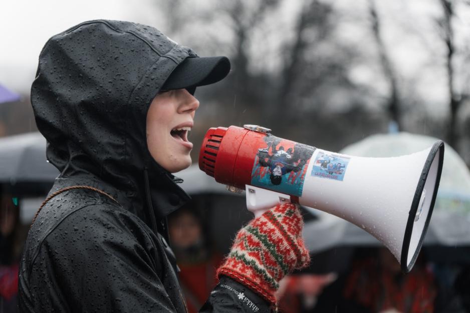 Ella Marie H&aelig;tta Isaksen roper i megafon i regnv&aelig;ret