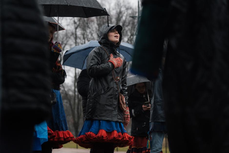 Ella Marie H&aelig;tta Isaksen med h&aring;nden p&aring; hjertet
