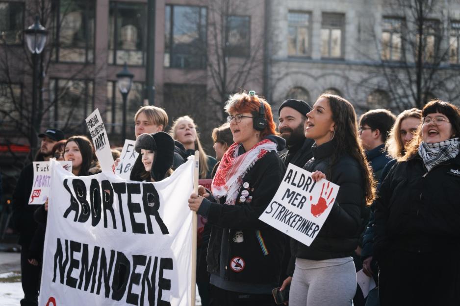 Abortnemnd-demonstranter med banner st&aring;r og roper foran Stortinget