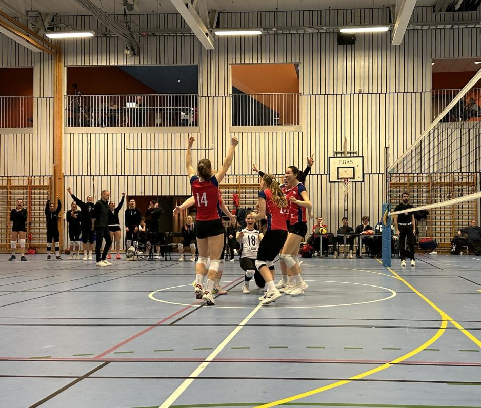 Jenter som spiller volleyball og blir glade for &aring; ta poeng