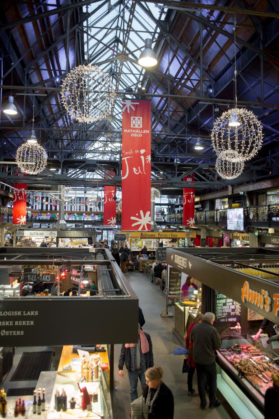 mathallen p&aring; vulkan med juledekorasjoner