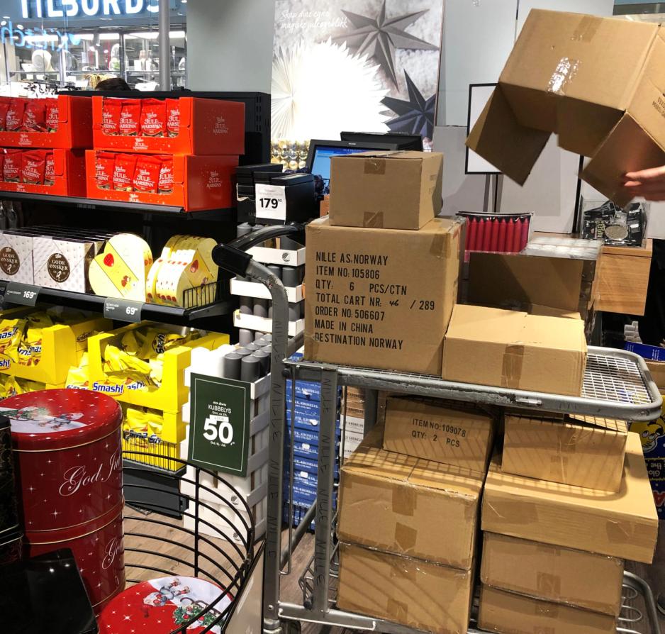 Juledekorasjonene pakkes ut p&aring; Nille Oslo City.