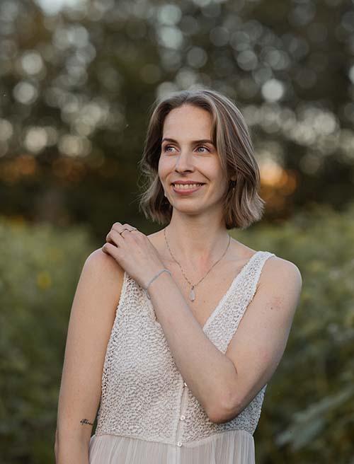 en dame med kort m&oslash;rkeblondt h&aring;r som ser til siden