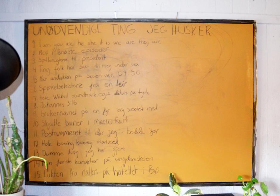 P&aring; veggen til June Kittelsen henger en av de mange listene hun har laget