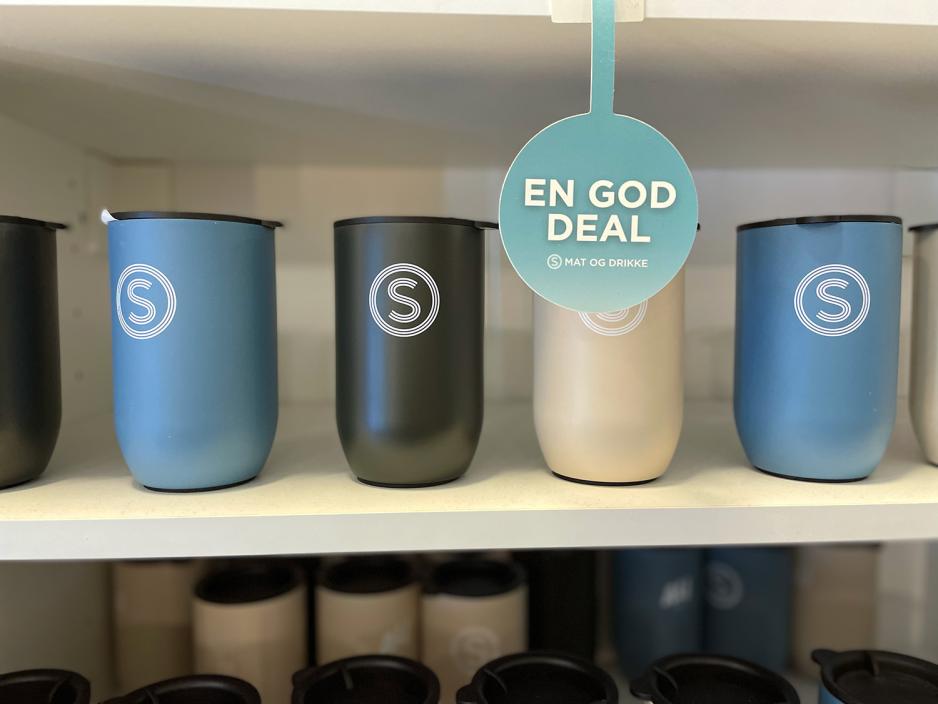 SiO kopper p&aring; rekke og rad i ulike farger