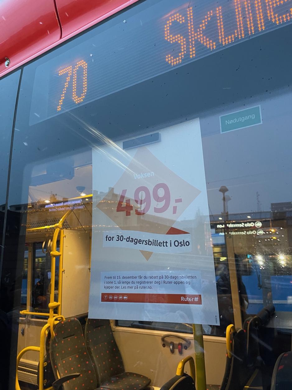 Bilde av kampanjeplakat om tilbud p&aring; Ruters periodebillett p&aring; en buss.
