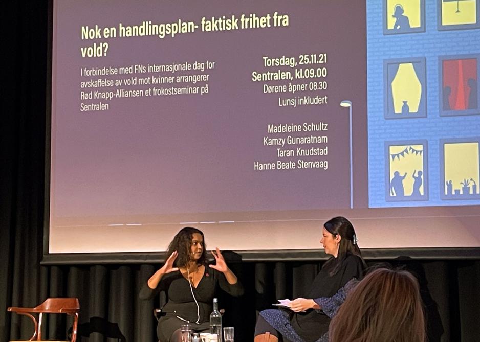 Bilde av Kamzy Gunaratnam og seminarlederen Madeleine Schultz p&aring; scenen