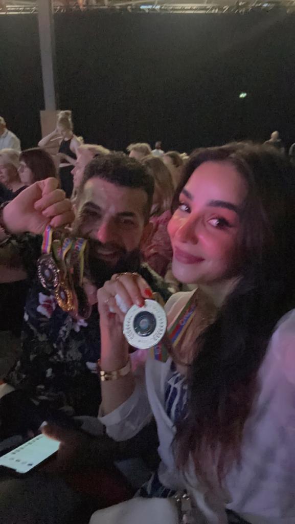 Bildet er en selfie av Karam og Naswha som str&aring;ler etter &aring; ha vunnet mesterskapet i Paris. 