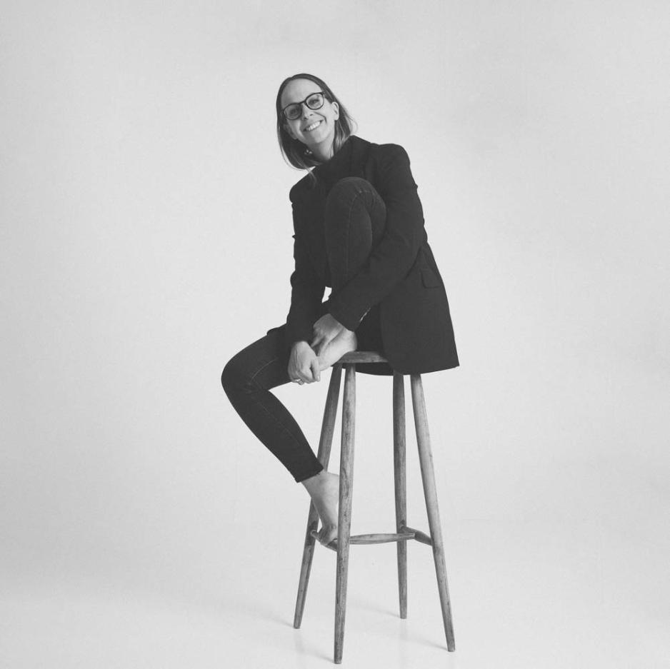 svarthvitt portrett av kvinne som p&aring; en krakk