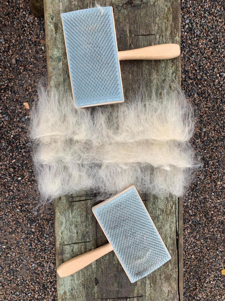 N&aelig;rbilde av to karringsverkt&oslash;y og ull fra sau