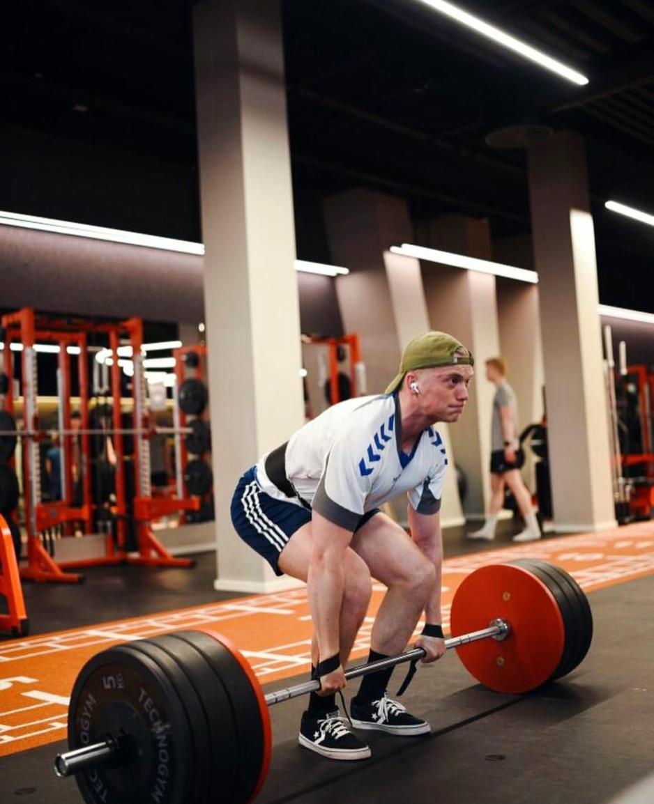 Kasper Kvello som l&oslash;fter vektstang
