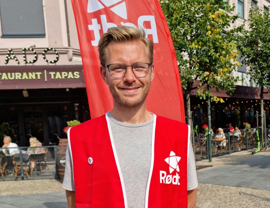 Stortingskandidat Kasper Bekkeli Espeland p&aring; stand under valgkampen.