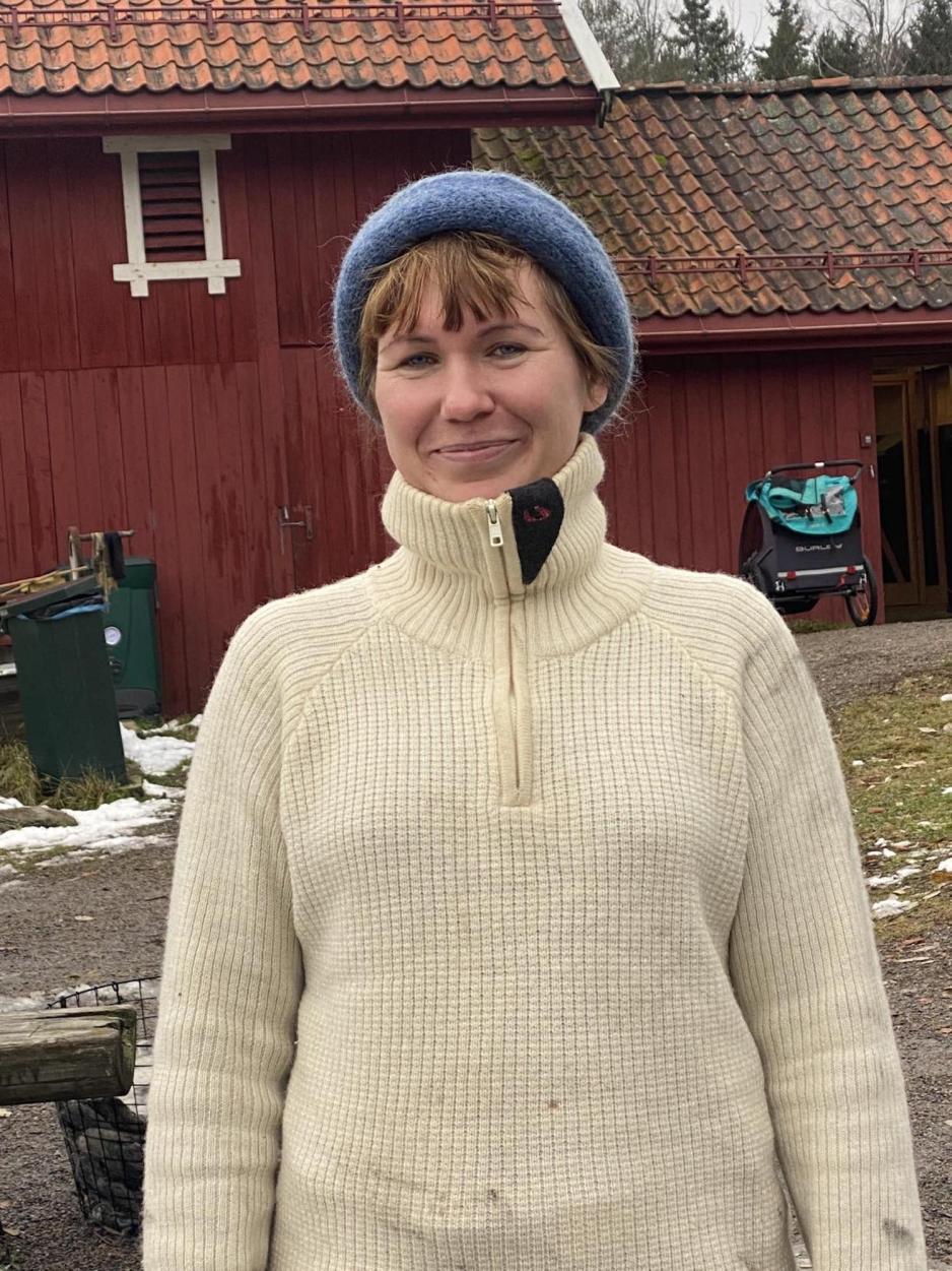 Dame i ullgenser og lure foran et g&aring;rdsbruk utend&oslash;rs