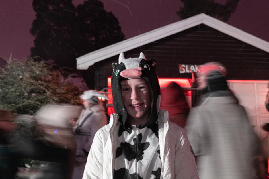 Jente utkledd som en ku p&aring; Halloween