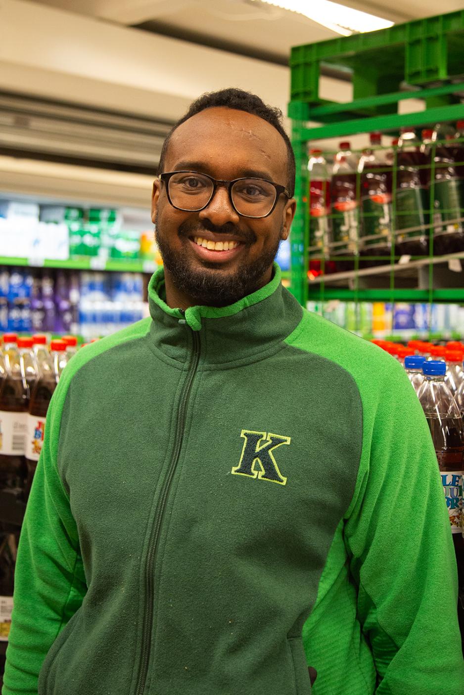 Hassan jobber p&aring; Kiwi og gleder seg til mer julebrussalg