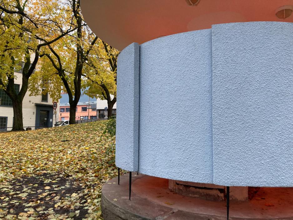 Halvn&aelig;rt bilde av Kj&aelig;rlighetskarusellen med inngangen til urinalen i fokus. Kulturminnet er gr&aring;malt. 