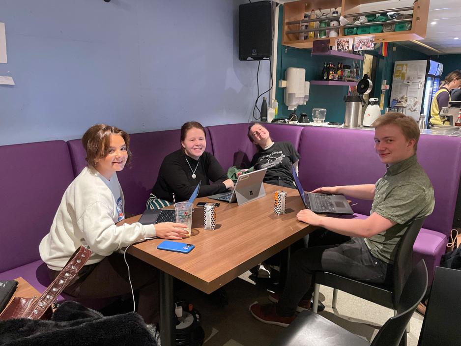 interne p&aring; Kjellern ser igjennom minner