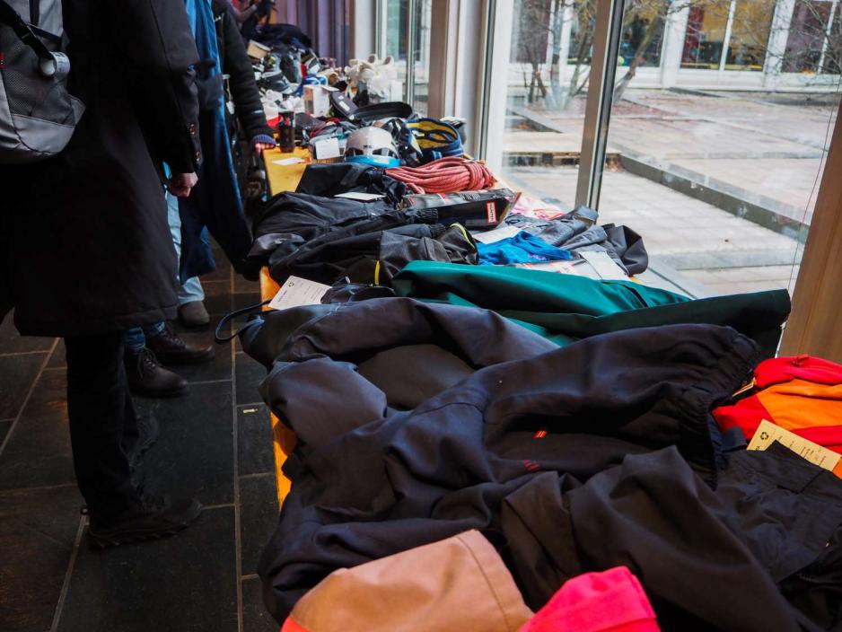 Turkl&aelig;r of turutstyr p&aring; salgsbord