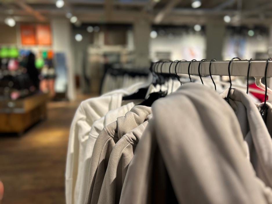 Kl&aelig;r henger p&aring; stativ i klesbutikken