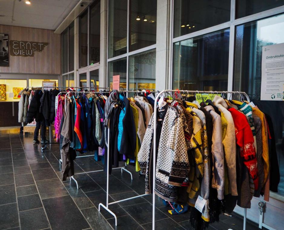 Kl&aelig;r p&aring; klesstativ