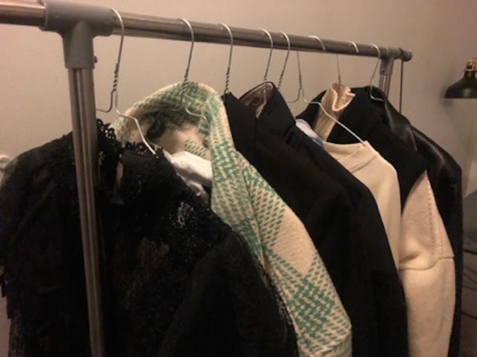 N&aelig;rbilde av et klesstativ 