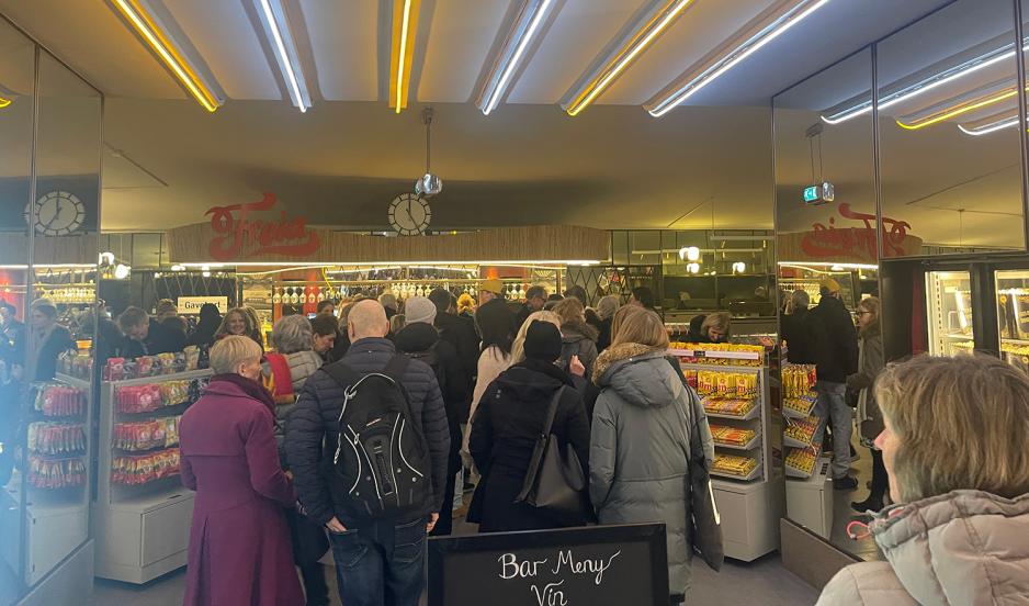 Publikum i gang p&aring; vei inn til kinovisning