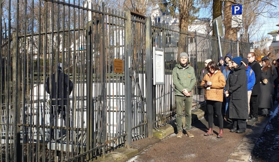 Mennesker st&aring;r i k&oslash; utenfor inngangen til den russiske ambassaden