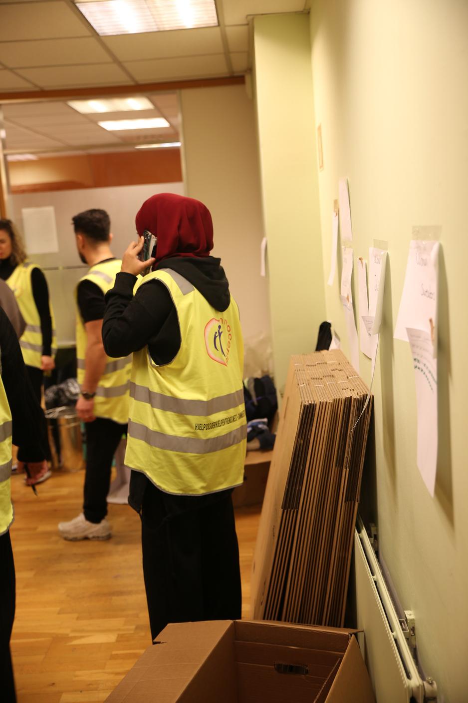 Soukaina Salam koordinerer p&aring; telefon