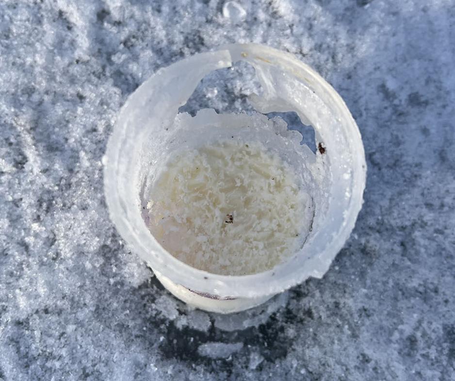 Et n&aelig;rbilde av et gravlys med mange hakkemerker