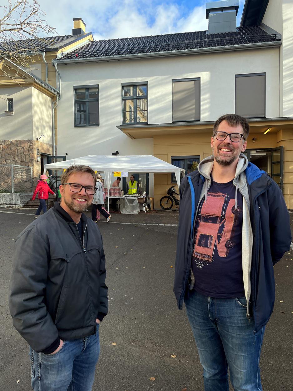 Kristian Evensen (38) og Magne Eimot (37) var p&aring; loppemarked av andre &aring;rsaker enn &aring; skaffe seg et billig kupp. Foto