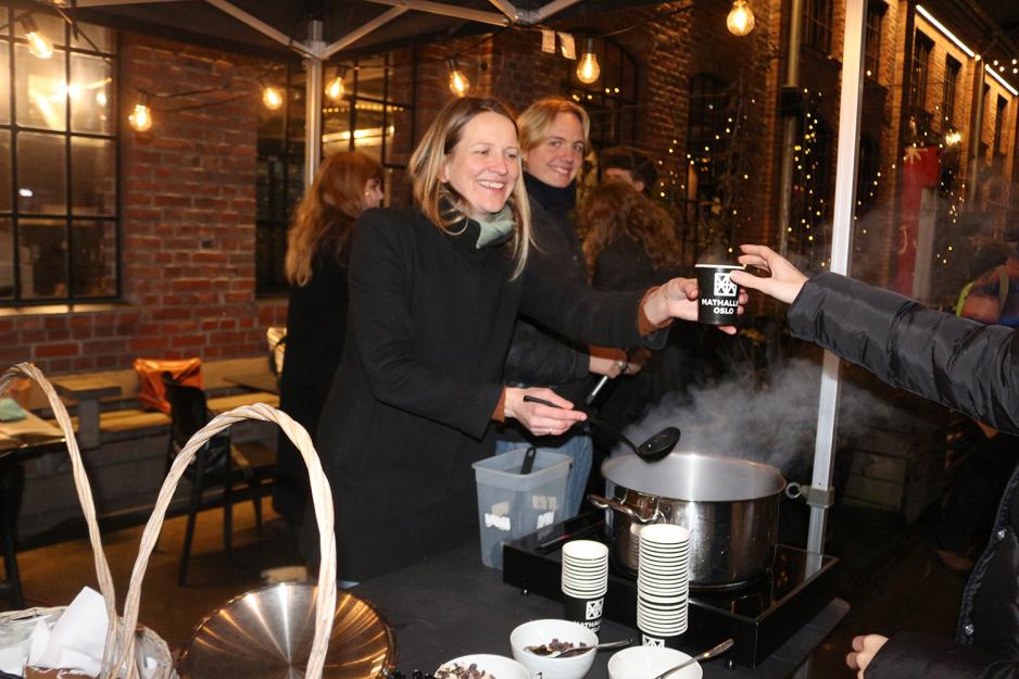 dame gir ut gl&oslash;gg 