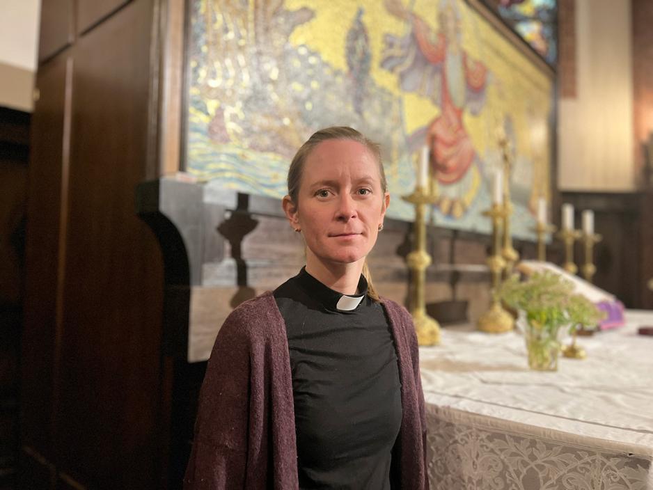 Krisitn Heskje, prest i Uranienborg kirke st&aring;r alvorlig foran alteret i Uranienborg kirke. 